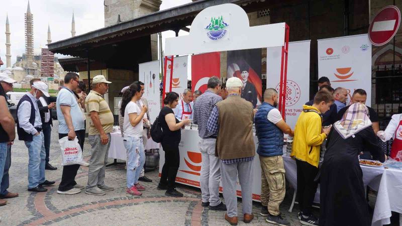 Edirne’de Türk Mutfağı Haftası’nda dağıtılan 300 kilo ciğer tava kısa sürede tükendi

