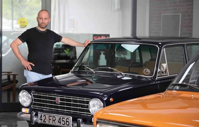 Çocukluk hayali 1975 model arabayı aldı, yurt dışından getirdiği parçalarla topladı
