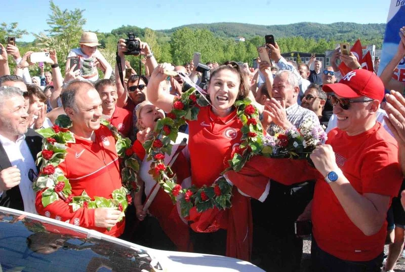 Dünya şampiyonu milli boksör Şennur Demir coşkuyla karşılandı