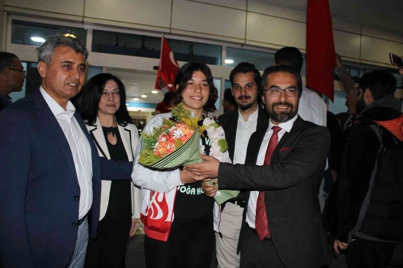 Dünya şampiyonu yüzücü Mehlika çiçeklerle karşılandı