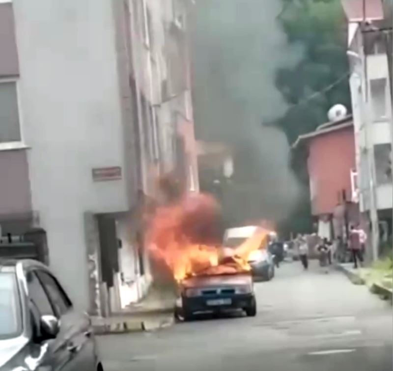 Sarıyer’de park halindeki otomobil alev alev yandı
