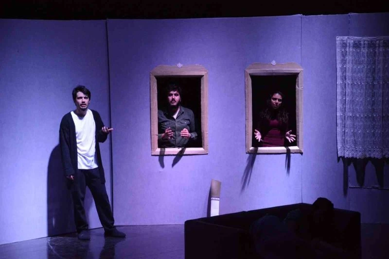 “Bişey Yap Met” ayakta alkışlandı
