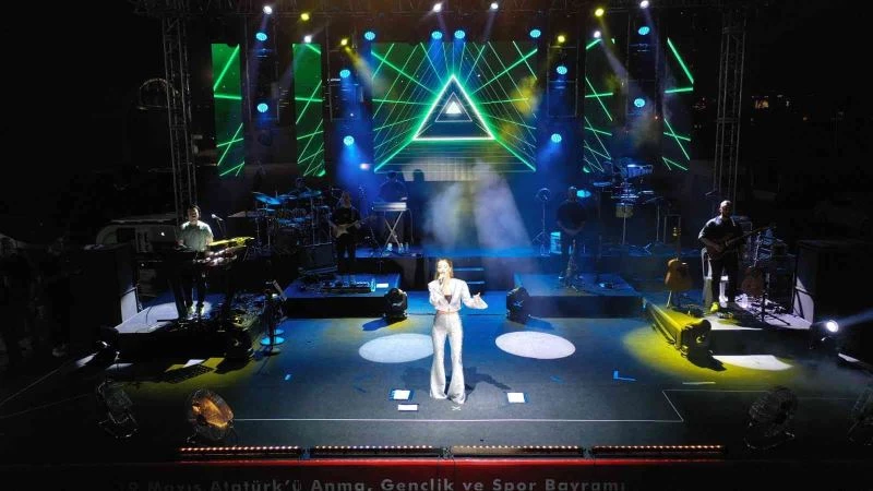 Derya Uluğ’dan Bursa’da konser
