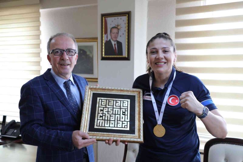 BARÜ mezunu Dünya Şampiyonu Şennur Demir, Rektör Uzun’u ziyaret etti
