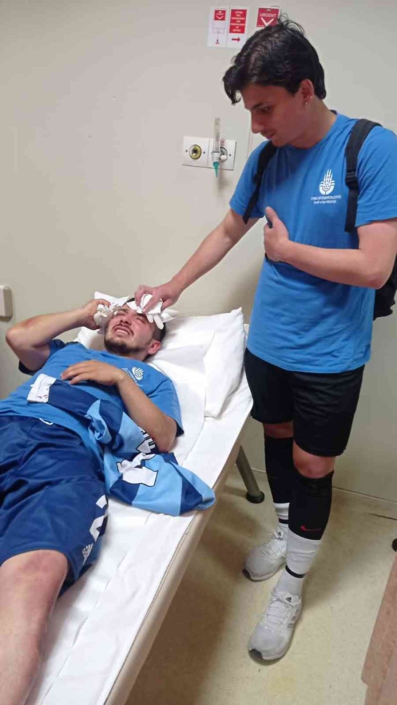 Pendik’te amatör maçta saha boks ringine döndü 4 futbolcu yaralandı
