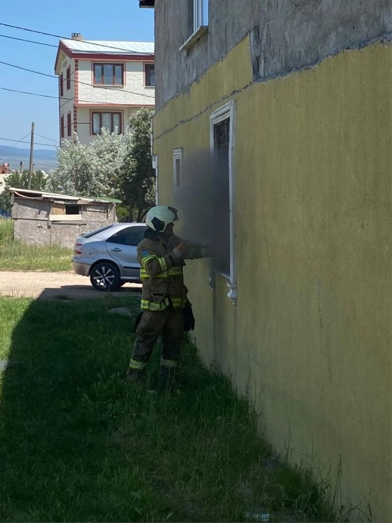 Prizde unutulan şarj cihazı evi yaktı
