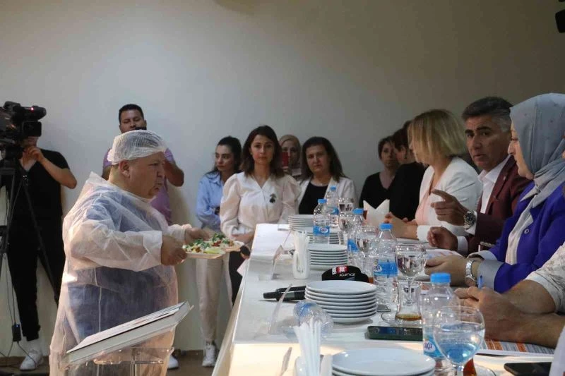 Antalya’da en iyi piyazı yapma yarışması renkli görüntülere sahne oldu
