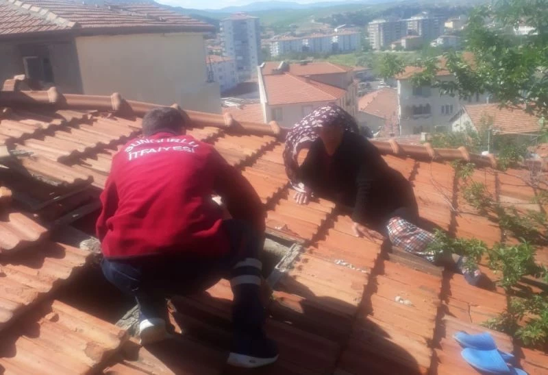 İlaçlama yapmak için çıktığı çatıda ayağını kırdı
