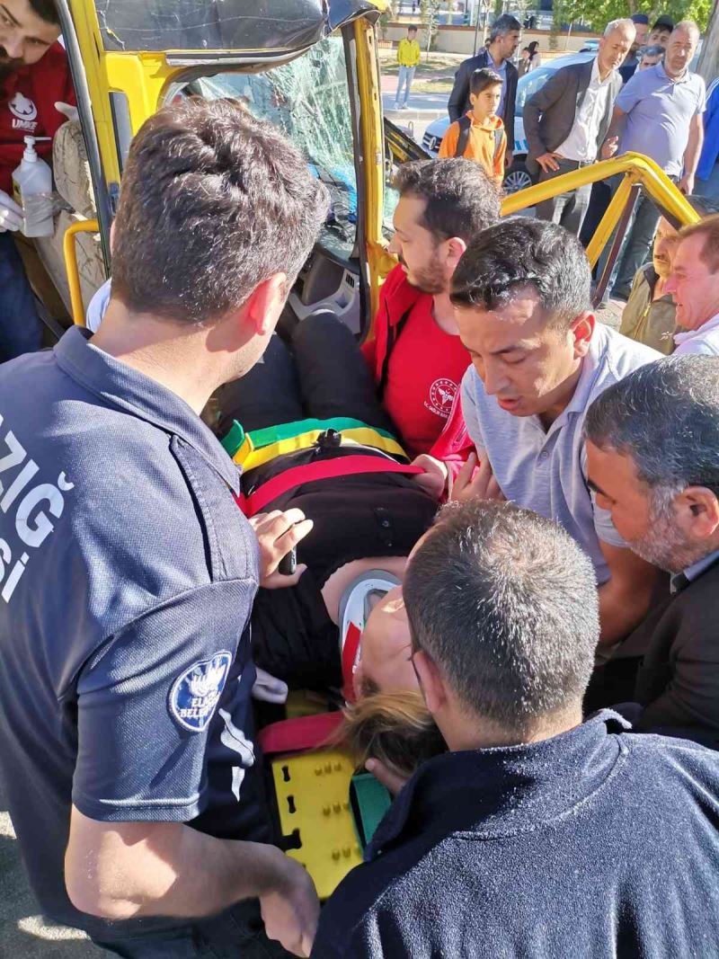 Elazığ’da okul servisi ile pikap çarpıştı: 4 yaralı
