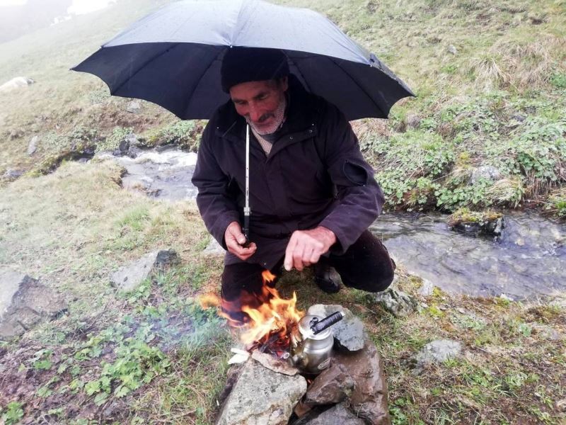 Haziran’a sayılı günler kala çobanların kar ve çay keyfi
