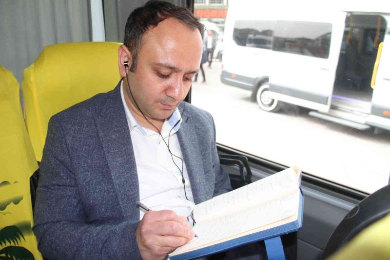 Kemal Sunal’ın oynadığı ’Atla Gel Şaban’ filmi Elazığ’da gerçek oldu: Minibüse binmeden yazamıyor
