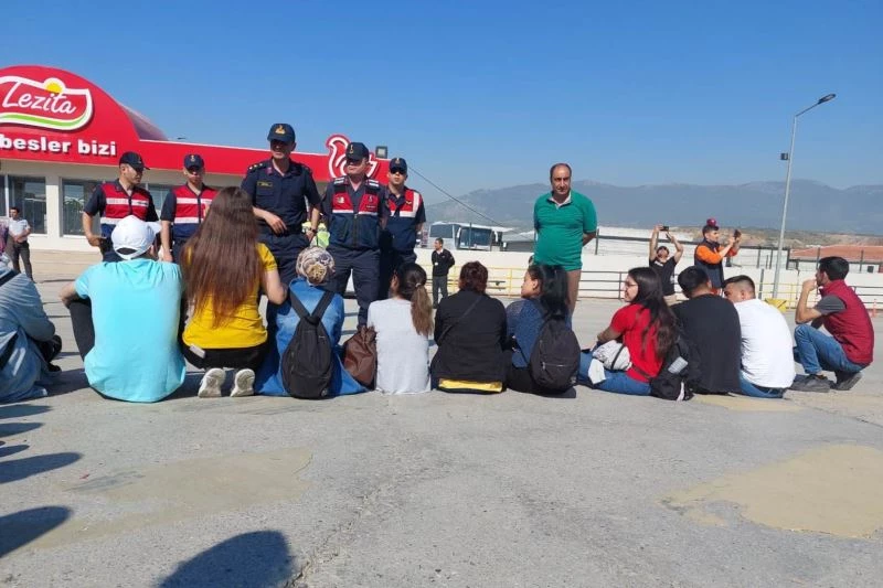 Sendikalı oldular diye kovulan işçilerden fabrika önünde eylem
