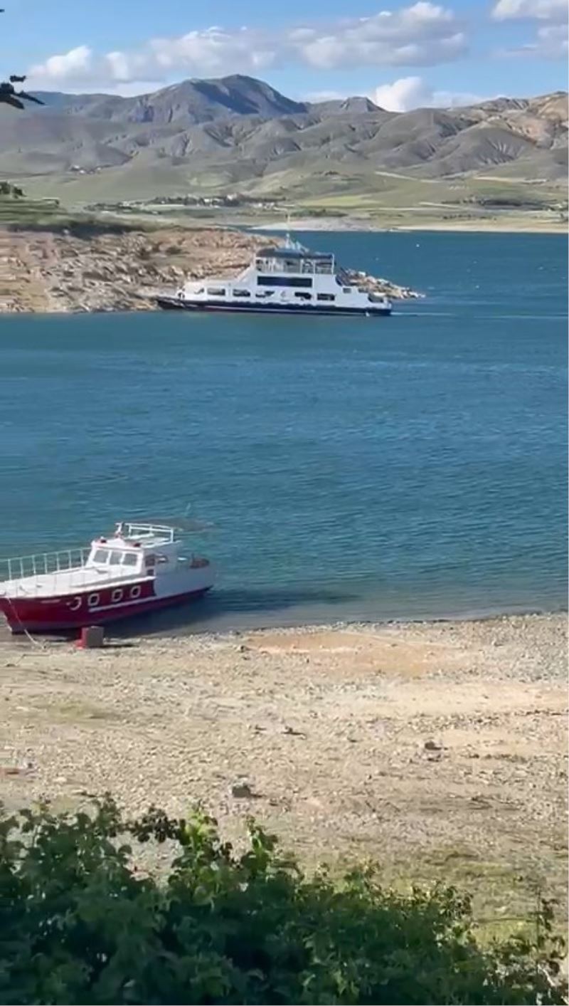 Pertek’te fırtına feribotu sürükledi
