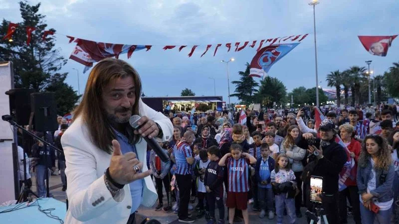 Bordo Mavili taraftarlar hem şampiyonluğu kutladı hem de kan verdi
