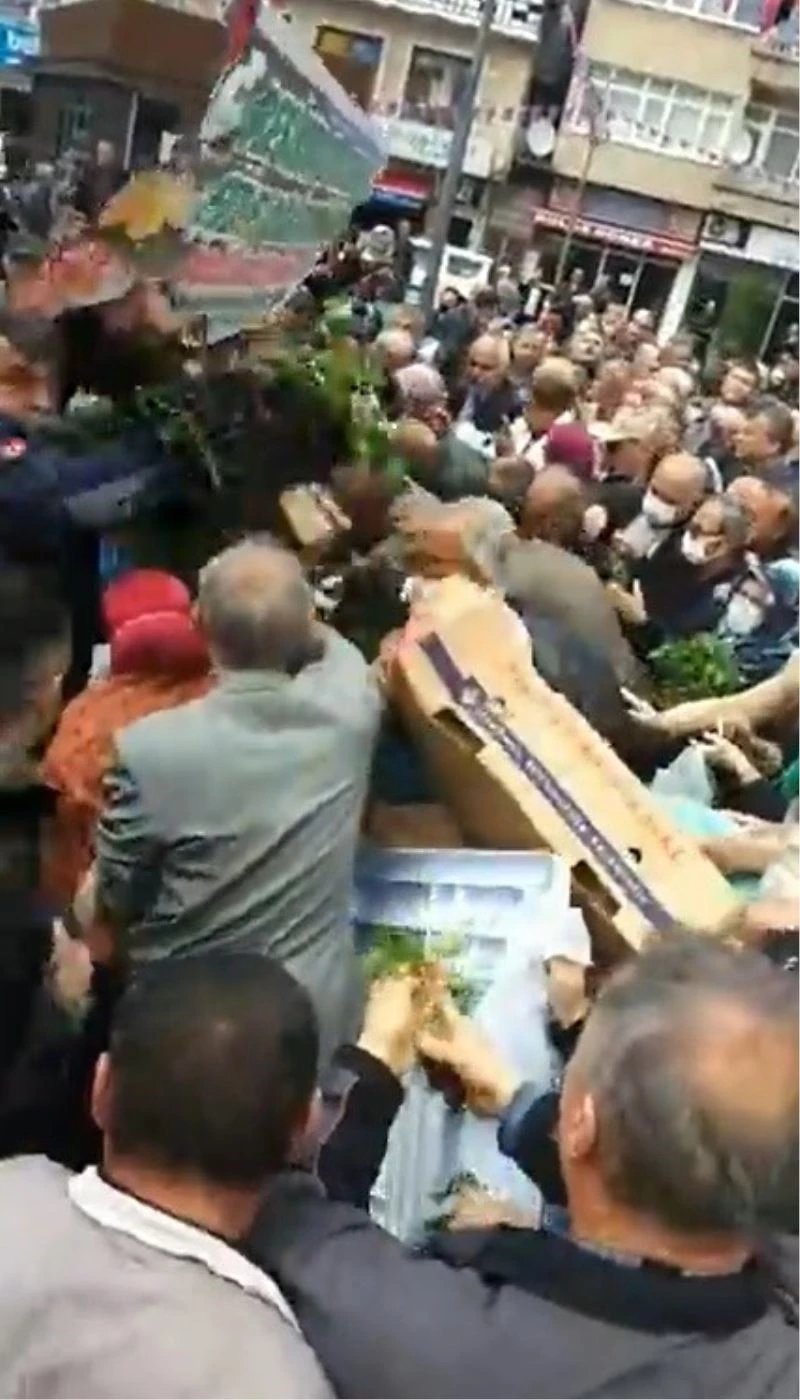 Belediyenin fide dağıtımında tepki çeken görüntüler
