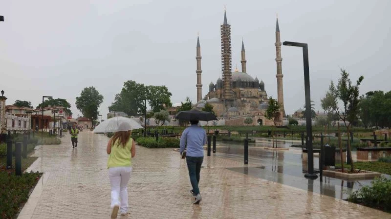 Edirne’de kısa süreli yağış vatandaşları hazırlıksız yakaladı
