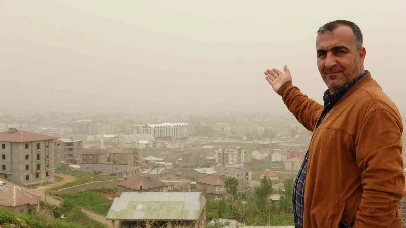 Yüksekova’da toz bulutu nedeniyle göz gözü görmüyor
