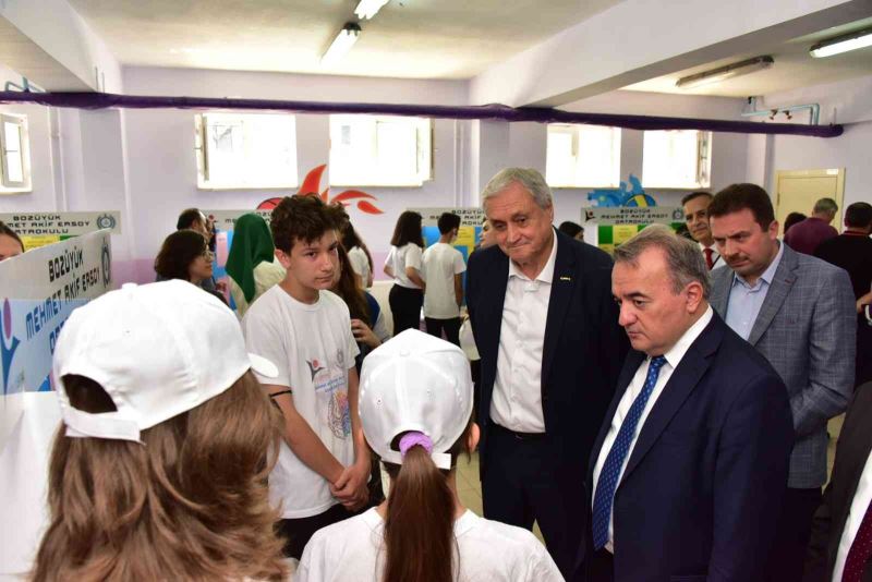 Mehmet Akif Ersoy Ortaokulu 4006 Bilim Fuarı açıldı
