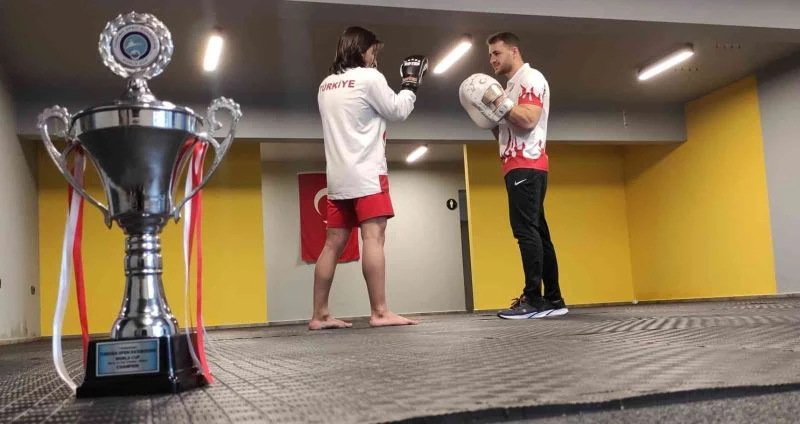 Kendisinden 3 yaş büyük 20 rakibini geçerek kick boksta dünya şampiyonu oldu
