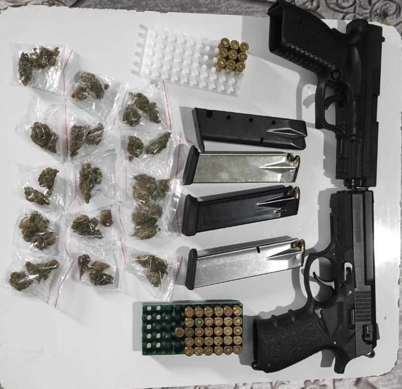 Uyuşturucu tacirlerine yönelik eş zamanlı operasyon: Polisin geldiğini gören torbacı, uyuşturucu dolu poşeti camdan attı
