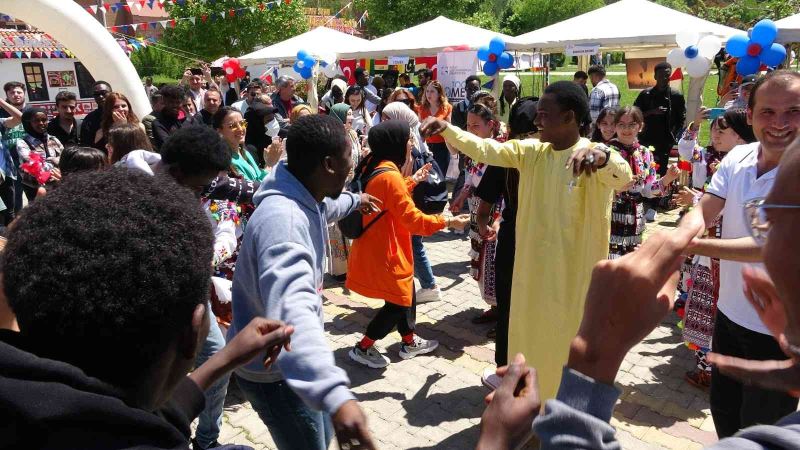 Afrikalı öğrenciler ‘Tokat sarması’ oynadı
