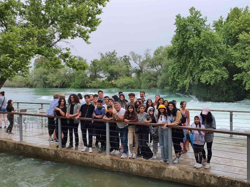 Büyükşehir, öğrencilere Antalya’yı gezdiriyor
