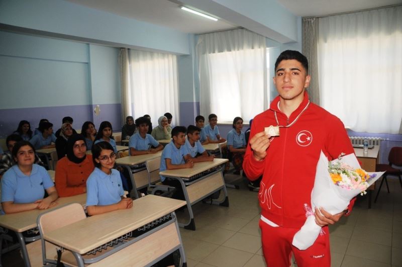 Wushu’da Avrupa şampiyonu olan Cizreli milli sporcu Baran Çelik, okulunda coşku ile karşılandı
