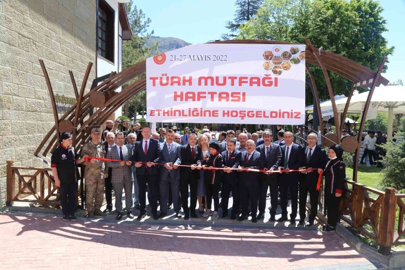 Gümüşhane’de eğitim gören yabancı uyruklu öğrenciler Türk yemeklerini çok sevdi
