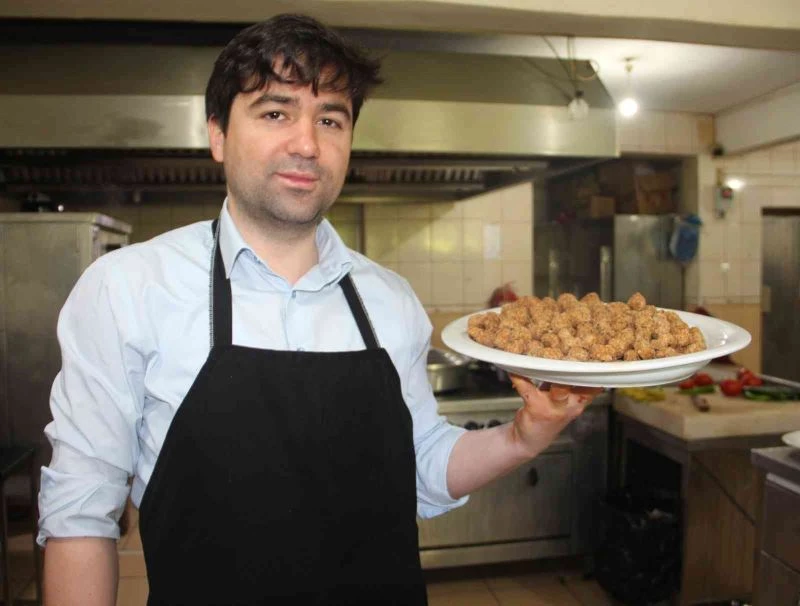 Kaymakam Türk Mutfağı Haftasında kolları sıvadı, kadınlarla birlikte mutfağa girdi
