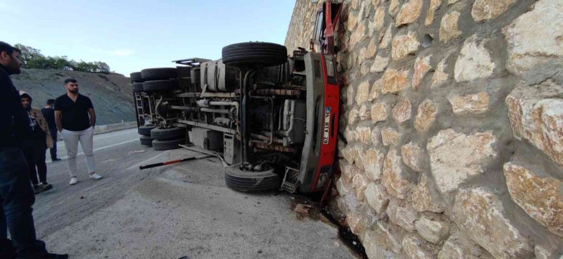 Devrilen kamyon duvara çarptı: 1 ölü
