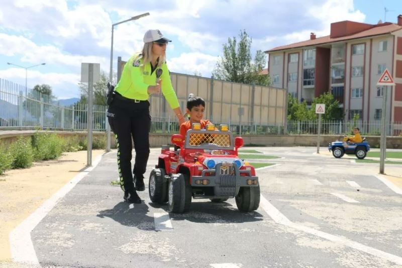 Erzincan’da minik öğrenciler trafik dedektifi oldu
