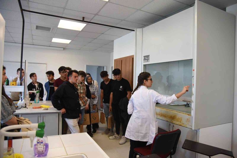 Liseli öğrenciler Düzce Üniversitesi’ni gezdi
