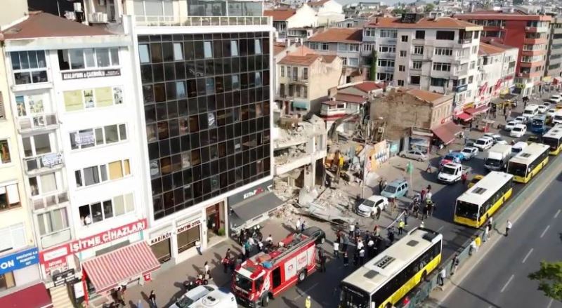 Kadıköy’de metruk binada çökme meydana geldi, 3 araç hasar aldı
