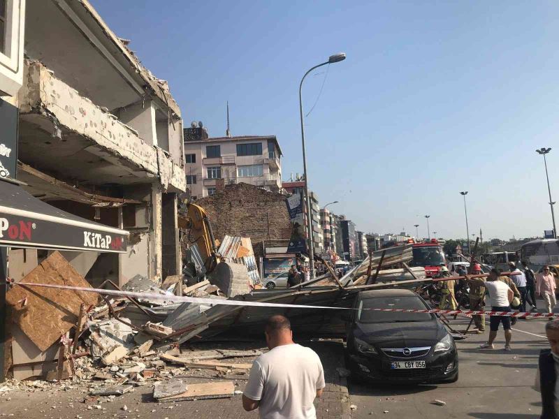 Kadıköy’de bir metruk binanın yıkımı esnasında duvarın yıkılmasıyla çökme meydana geldi. Duvarın çökmesiyle 3 araç hasar aldı. Olay yerinde ekiplerin çalışması sürüyor.
