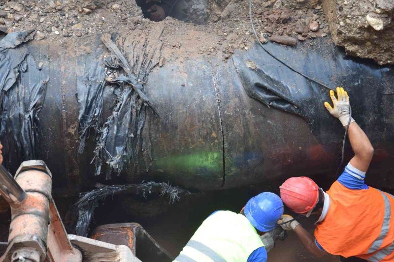 Kumluca’da patlayan içme suyu ana isale borusu kesintiye sebep oldu
