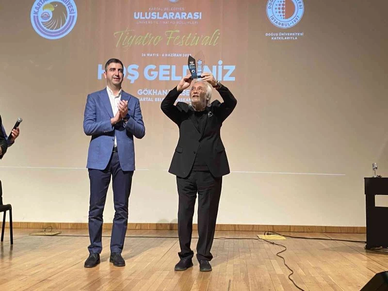 Kartal’da usta tiyatrocu Müjdat Gezen’e yaşam boyu onur ödülü
