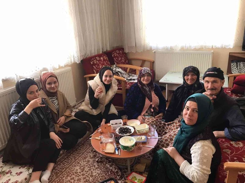 Kepsut’ta öğrenciler yaşlı bireyleri ziyaret etti
