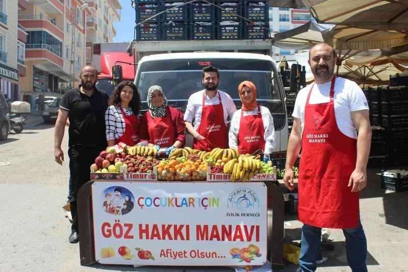 Canı meyve çeken çocuklara ‘Göz Hakkı Manav’ından ücretsiz meyve dağıtıldı

