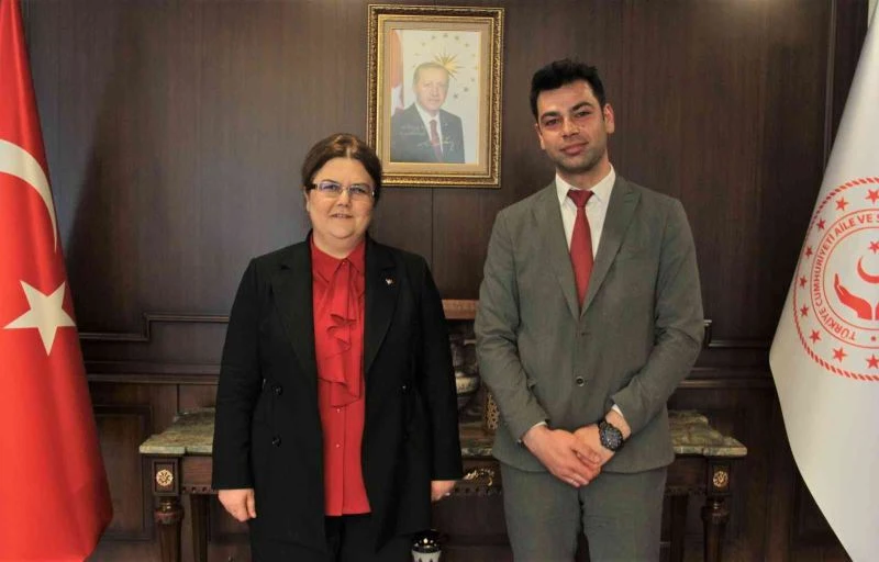 Bakan Yanık, pandemi döneminde ziyarete kapanan huzurevlerinin tekrar ziyarete açıldığını duyurdu
