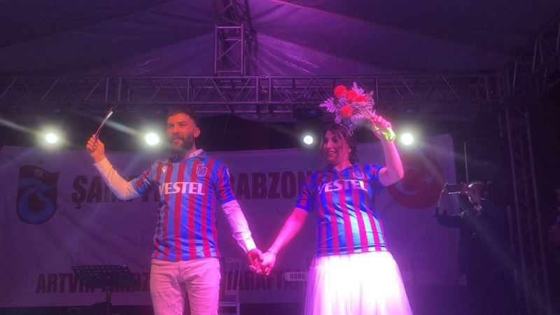 Trabzonspor’un şampiyonluk kutlamasında nikah yaptılar

