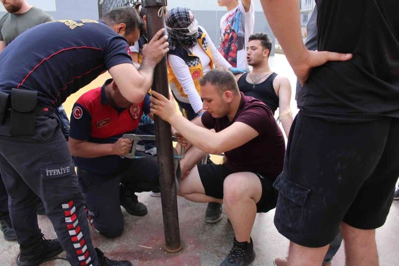 Öfkesine yenildi, ayağı demire saplandı
