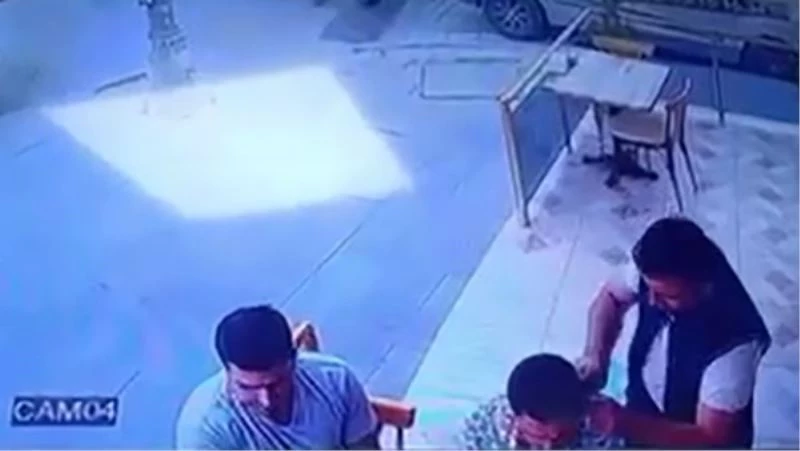 Husumetlisini börekçide yakalayıp kulağını kesti
