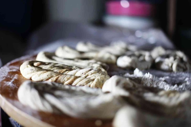 Odun ateşinde pişirdiği güdük böreği geçim kaynağı oldu
