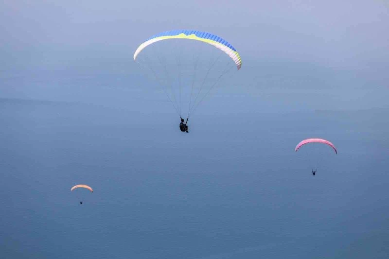 Yamaç paraşütü şampiyonları kupalarını aldı
