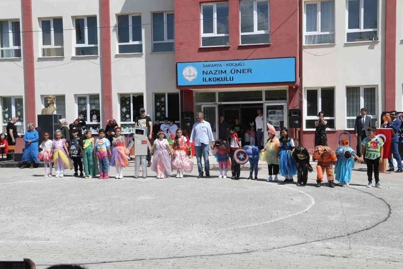 Atıklardan yaptıkları elbiseleri defilede sergilediler
