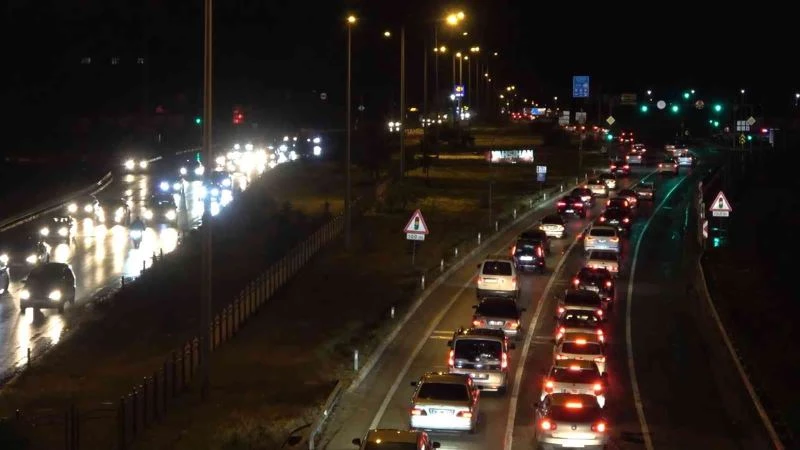 Tatilciler erken dönüşe geçti: 43 ilin geçiş güzergahında trafik yoğunluğu
