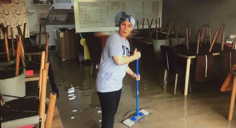 Yemek yerken restoranı sel bastı
