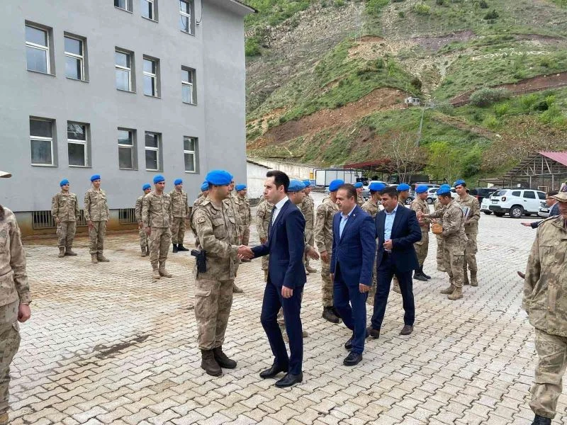 Uludere’de güvenlik güçleri ve vatandaşların bayramı kutlandı
