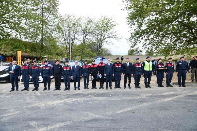 Şehrin giriş ve çıkışında görevi başındaki jandarma ve polisler unutulmadı
