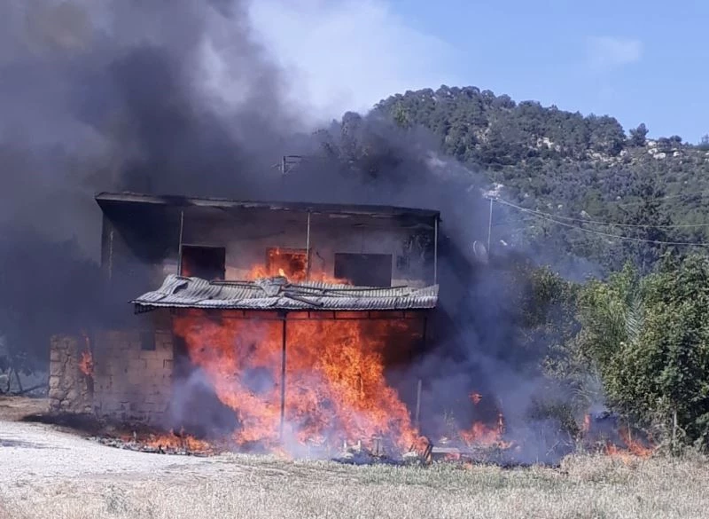 Metruk binadaki yüzlerce limon kasası yandı
